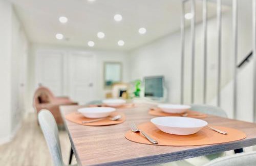 Churchill Meadows House | Chic 2Br Basement Haven for Families - Fast Wi-Fi