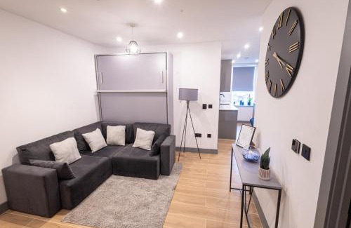 West Finchley Apartment | Chic 2King BD Apt London with Ensuite & Pull Out Bed