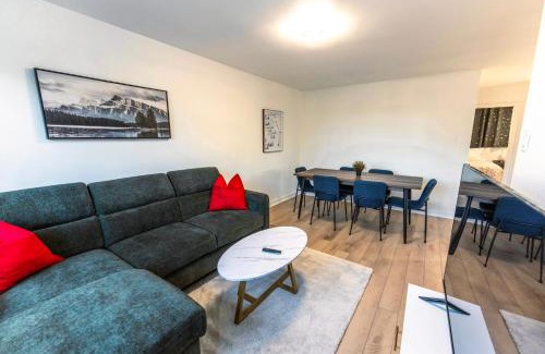 Laval-des-Rapides Apartment | Chic 3BR 5 Beds 5min walk to Metro Free Parking