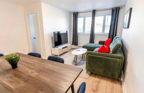 Laval-des-Rapides Apartment | Chic 3BR 5 Beds 5min walk to Metro Free Parking