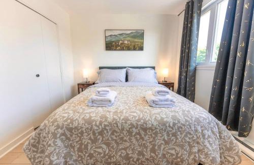 Laval-des-Rapides Apartment | Chic 3BR 5 Beds 5min walk to Metro Free Parking