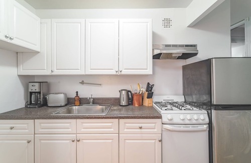 Financial District Apartment | Chic 3BR with 3 Beds and 1 Bath Steps from the Vibrant Stone Street District