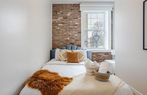 Shaughnessy Village Apartment | Chic 4BR Haven Sunlit in Downtown MTL
