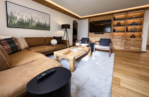 Samedan Apartment | Chic Alpine Elegance: Designer Retreat in Samedan