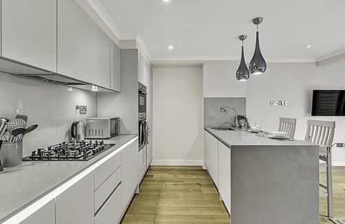 Kew Apartment | Chic and Contemporary Retreat in Brentford