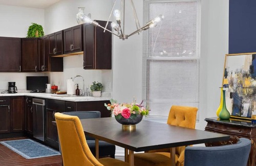 East Garfield Park Apartment | Chic and Cozy 3-Bed Escape in Chicago