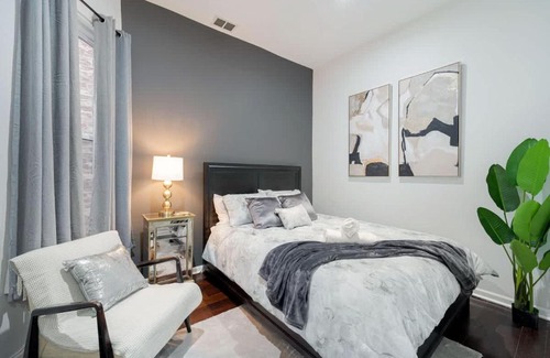 East Garfield Park Apartment | Chic and Cozy 3-Bed Escape in Chicago