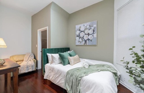 East Garfield Park Apartment | Chic and Cozy 3-Bed Escape in Chicago