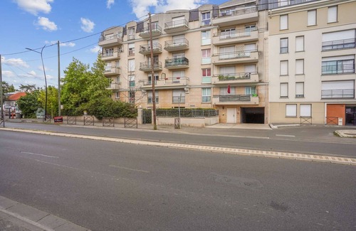 Sartrouville Apartment | Chic apart with terrace and parking