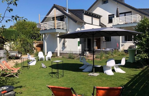 Rhein-Erft-Kreis District Apartment | Chic child-friendly apartment in Cologne Pulheim with balcony, barbecue, playground