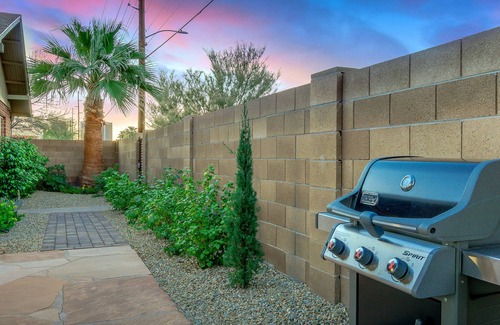 Encanto Cabin | Chic Coronado Casita with Shared Pool, Hot Tub, Grill & Firepit - Near Downtown