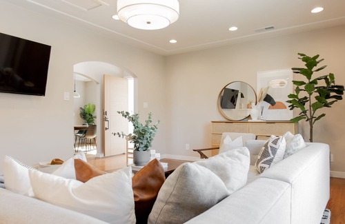 Downtown House | CHIC DESIGNS NEWLY REMODELED 4B/3BA
