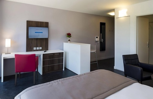 Dijon Hotel | Chic Dijon Suite in University Quarter – Garden, Free Parking & Pet Friendly!