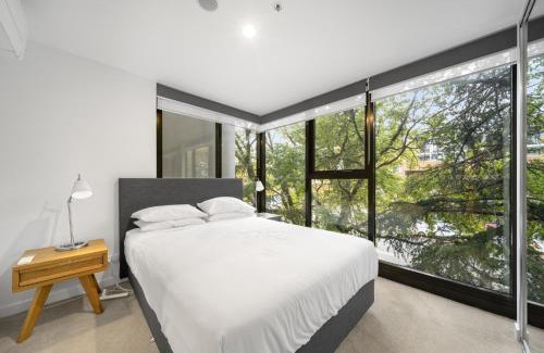 Braddon Apartment | Chic Inner-City 2-Bed Abode with Pool Gym & Sauna
