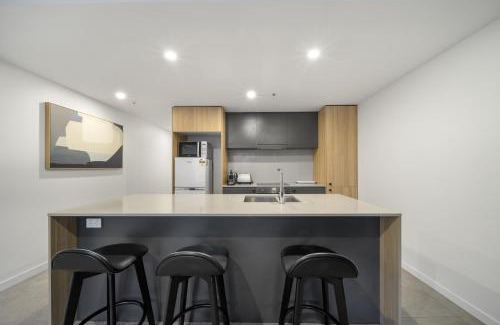 Braddon Apartment | Chic Inner-City 2-Bed Abode with Pool Gym & Sauna