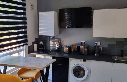 Hillrise Apartment | Chic London Studio - Steps to Tube