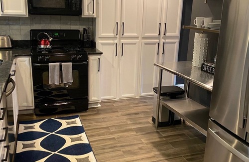 Logan Circle Apartment | Chic Modern Retreat With Complimentary Parking