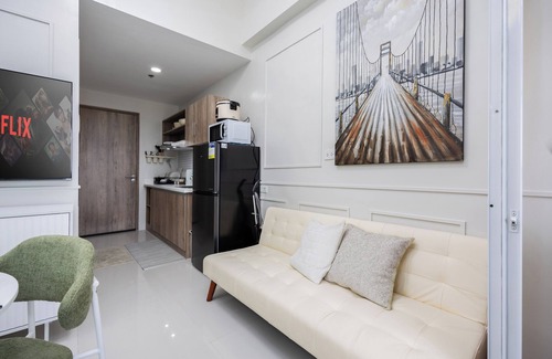 Lapu-Lapu Condo | Chic Studio With Balcony & City View Near Airport