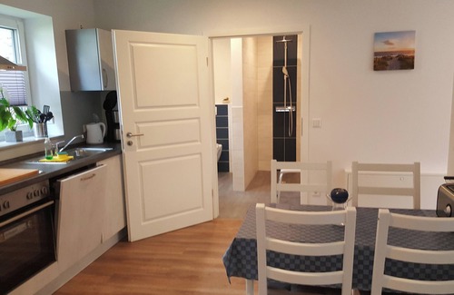 Scholderup Apartment | Chic vacation home, nestled in the beautiful Schleil landscape, equipped with: a well-kept garden with play facilities and covered barbecue and smoking area, extra-wide doors (98cm), fly screens and pleated blinds on all windows, a.