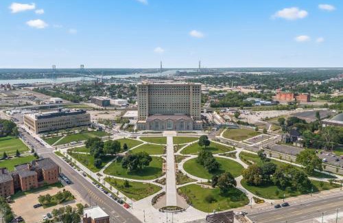 Mexicantown - Southwest Detroit Apartment | Chic Vinewood Home King Plus 2 Queens