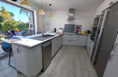 Chichester House | Chichester House I Secure Garden with Hot Tub I Parking I Near Local Beaches