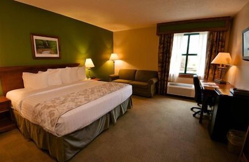 Henlawson Hotel | Chief Logan Lodge