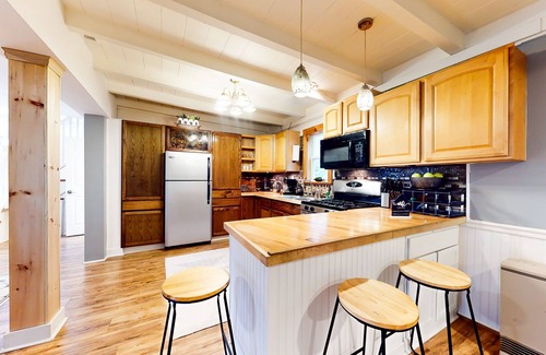 Windsor House | Child-friendly home near athletic courts & beach access - firepit, AC, and W/D