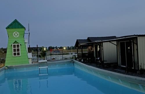 Kampung Banat Bawah Hotel | Chinta Chinta Cottage Chalet Kayu