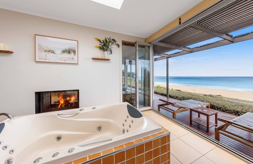 Apollo Bay Villa | Chocolate Gannets - Seafront Villa with full ocean views, 50meters from beach