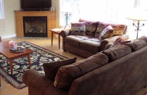 Bartlett House | CHR220 · Thistle Lodge: walk to ski trails on Attitash