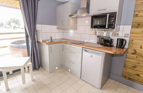 Llandrillo Cottage | CILAN LODGE, family friendly, with hot tub in Llandrillo