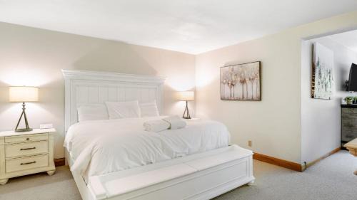 Telluride House | Cimarron Lodge 14 by AvantStay Ski-InSki-Out Property in Complex w Two Hot Tubs Permit3601