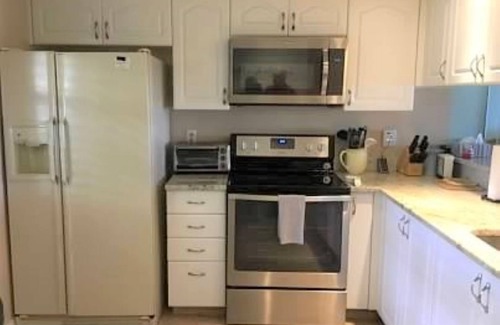 Iona Condo | CINNAMON COVE-GATED COMMUNITY-LAKE VIEW