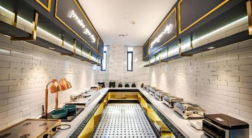 Yufeng District Hotel | City Comfort Premier Hotel Liuzhou Wuxing Pedestrian Street Jinggu Building
