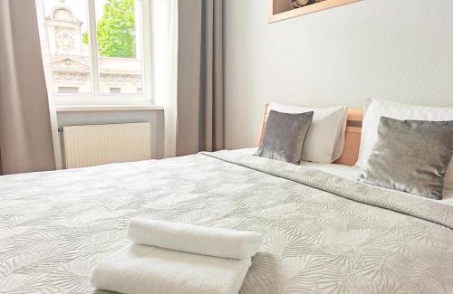 Centrs Apartment | City heart, 9,9 host, sunlit, free parking and bag storage