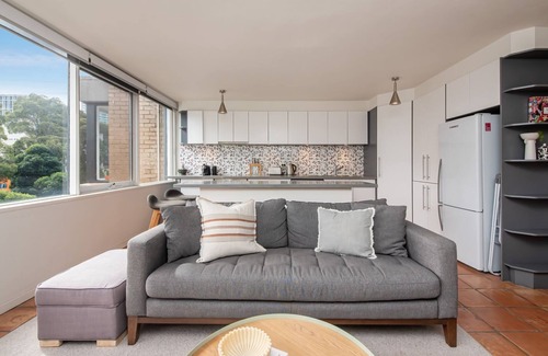 South Melbourne Apartment | City Lights and Lake Breezes near Albert Park