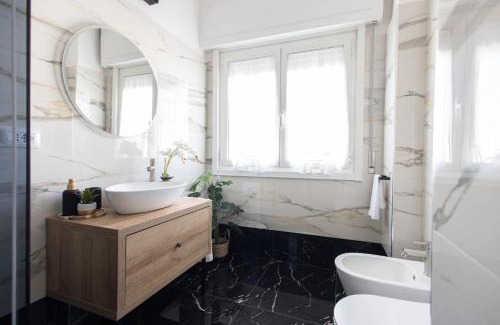 Prenestino-Labicano Apartment | City Vibe Red Rose