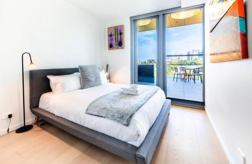 Carlton Apartment | City Views - Unique Carlton Stay