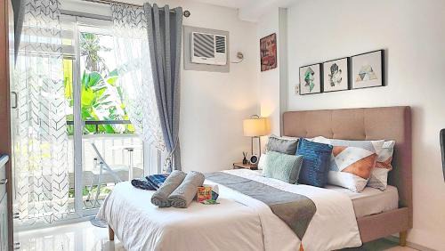 Jaro Apartment | CityCondo, 2nd Fl, 30 sqm, near CPU, balcony and parkview, Netflix, free parking