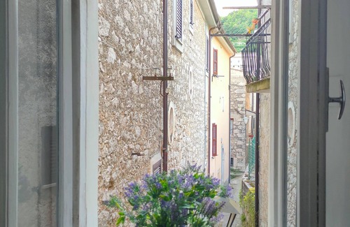 San Donato Val Di Comino Apartment | Civic 13 vacation home, terrace and fireplace, a relaxing oasis for families and friends