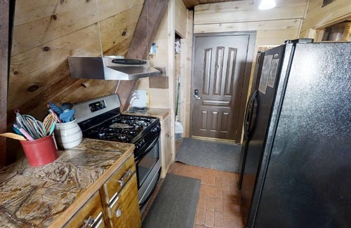 Red River Cabin | CJ A-Frame 5 - Pet Friendly - In Town - Ski In/Ski Out - Free WiFi - Cable - Gas