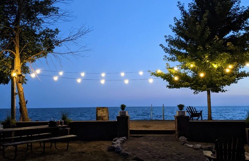 Leamington House | CJs Lakehouse is 1km to Point Pelee. Huge yard, firepit, pets welcome!