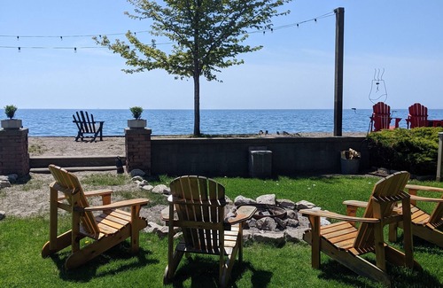 Leamington House | CJs Lakehouse is 1km to Point Pelee. Huge yard, firepit, pets welcome!