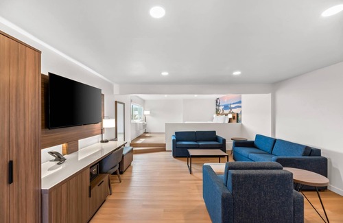 Mount Vernon Hotel | Clarion Pointe Mount Vernon - Burlington