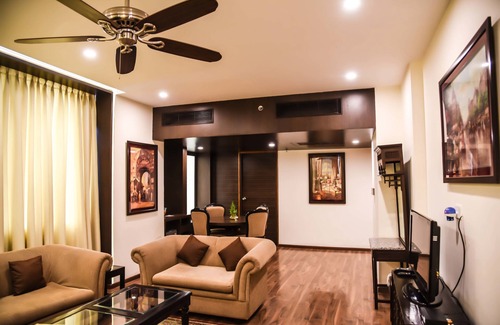 Auli Hotel | Clarks Avadh