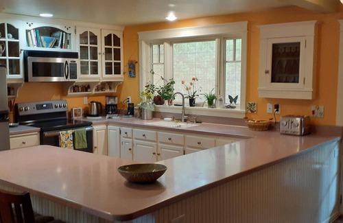 Friendly House | Classic 1929 Craftsman Bungalow conveniently located near the U of O. Sleeps 6