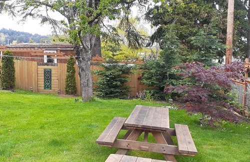 Friendly House | Classic 1929 Craftsman Bungalow conveniently located near the U of O. Sleeps 6