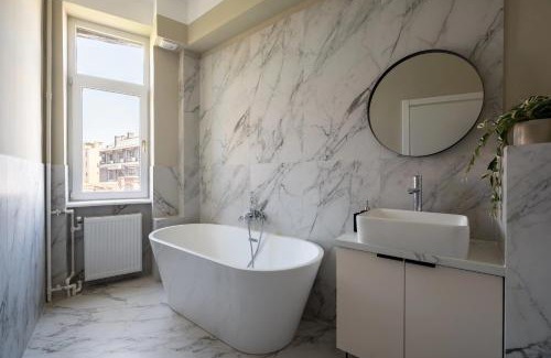 Bucharest City-Centre Apartment | Classic 3BR Loft Overlooking Cismigiu Gardens, Two bathrooms, Balconies