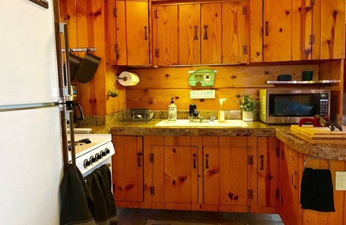 South Lake Tahoe Cabin | Classic cabin in idyllic setting 3 blocks away from CA Heavenly Ski Resort