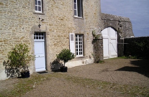 Fontenay-sur-Mer House | Classic French Presbytere 4 km Utah beach.